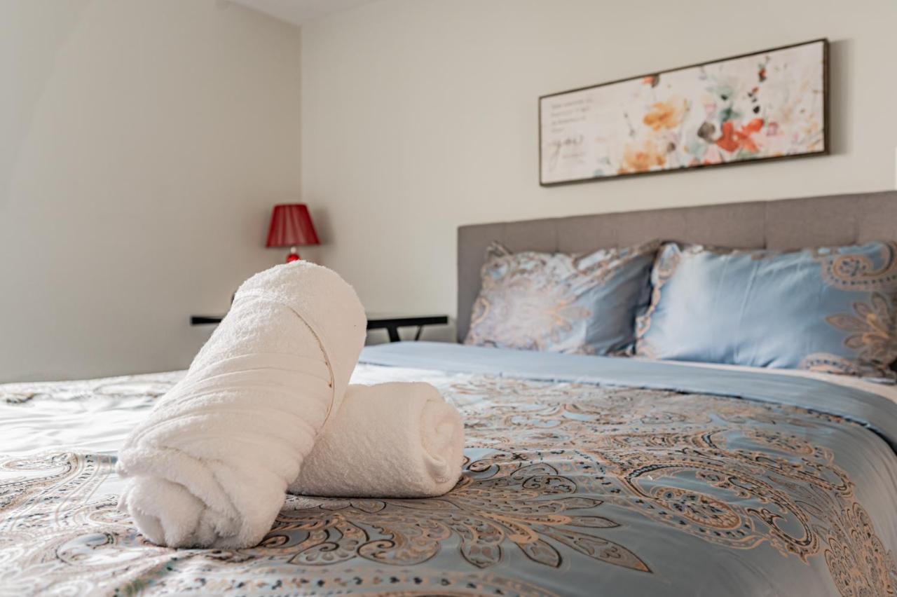 Beautiful Property In Downtown Core Close To Subway Station! Toronto Exterior foto
